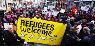 πρόσφυγες, μετανάστες, πανό πορεία